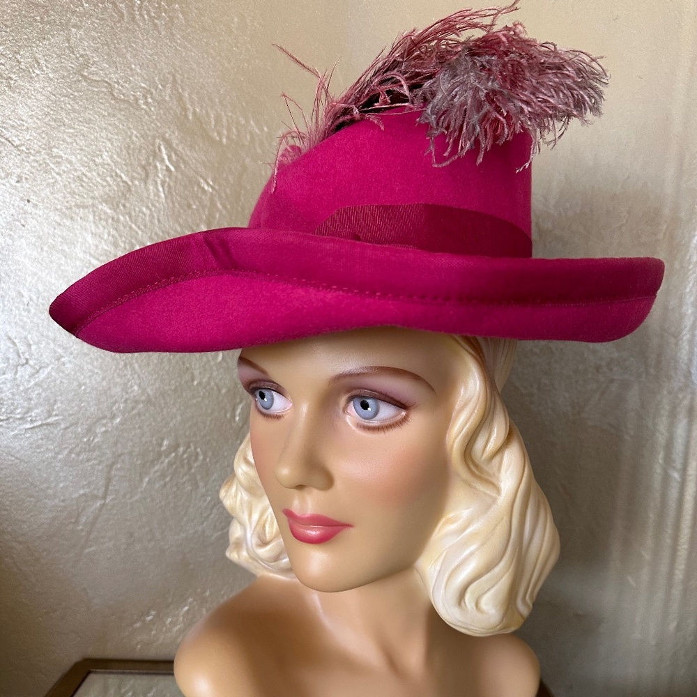 IMPORTED VINTAGE FUCHSIA FELT WIDE BRIM DEDORA WITH COORDINATING OSTRICH FEATHER